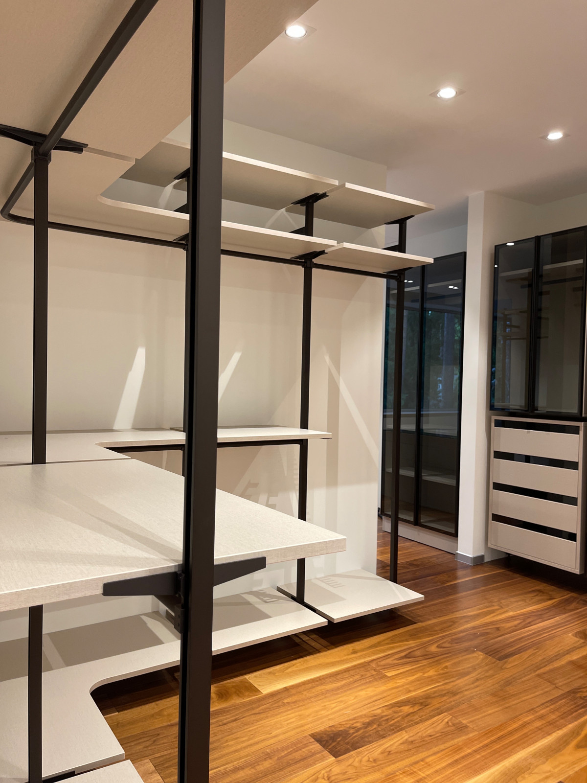 Распашной шкаф с системой RPE raumplus и Гардеробная система UNO raumplus