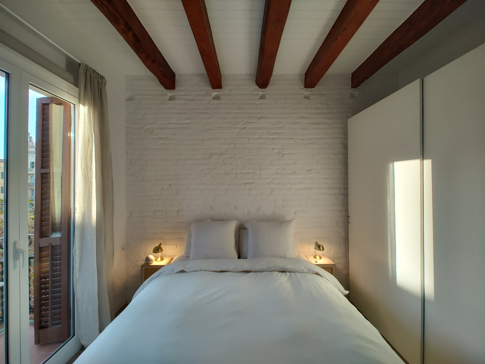 Imagen de dormitorio tipo loft y blanco y madera nórdico pequeño con paredes blancas, suelo de baldosas de cerámica, suelo marrón, madera, ladrillo y con escritorio