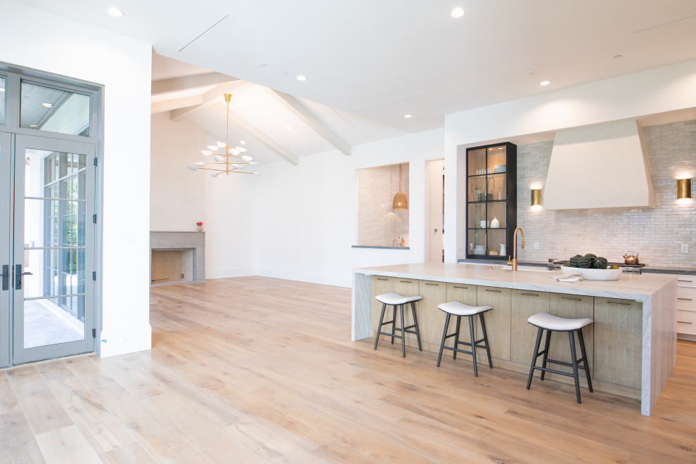 Kitchen - transitional kitchen idea in Houston