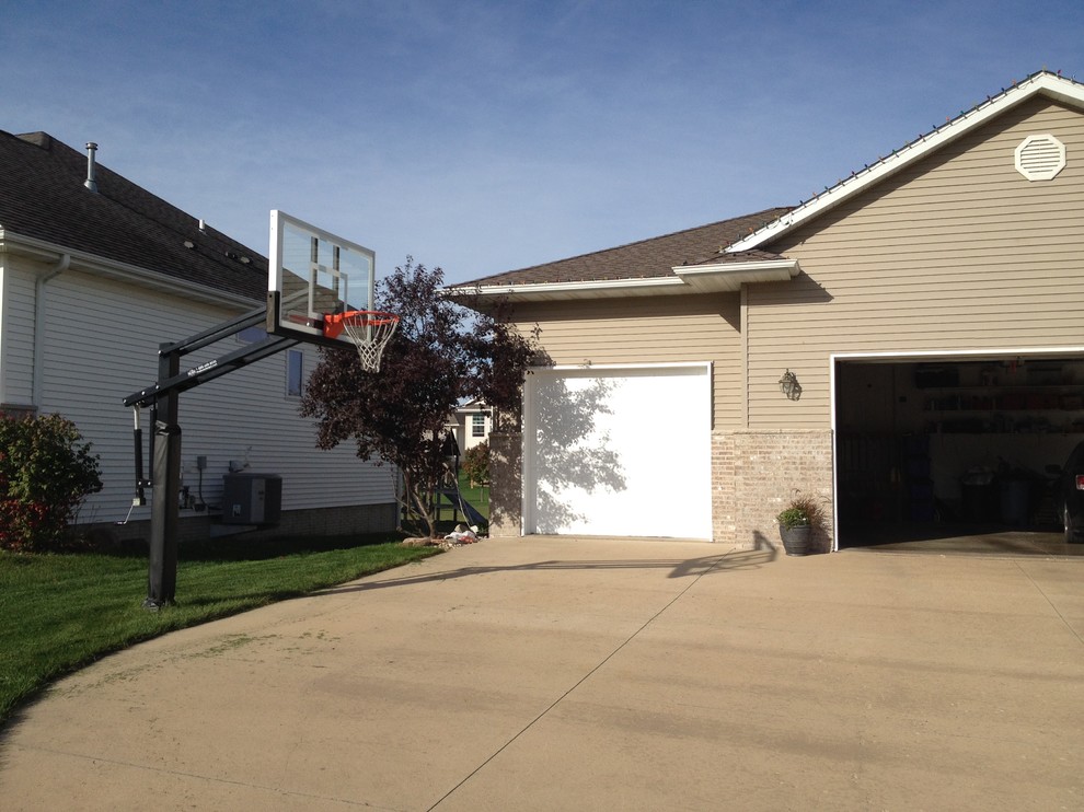 This is an example of a large traditional front yard full sun outdoor sport court in Cedar Rapids.