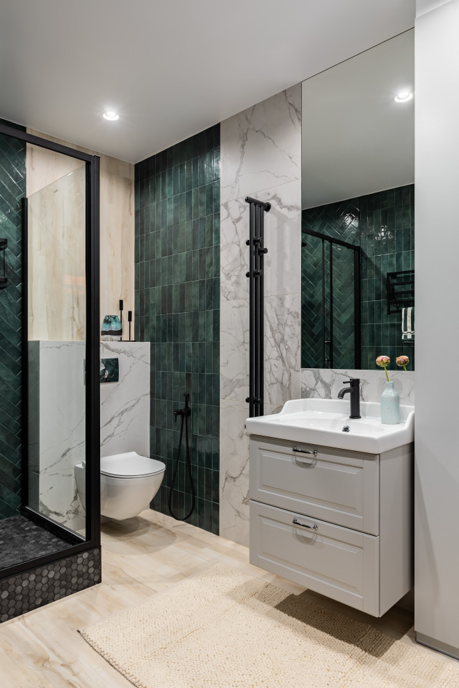 Ejemplo de cuarto de baño flotante pequeño con puertas de armario blancas, baldosas y/o azulejos con efecto espejo, paredes verdes, aseo y ducha y ducha con puerta con bisagras