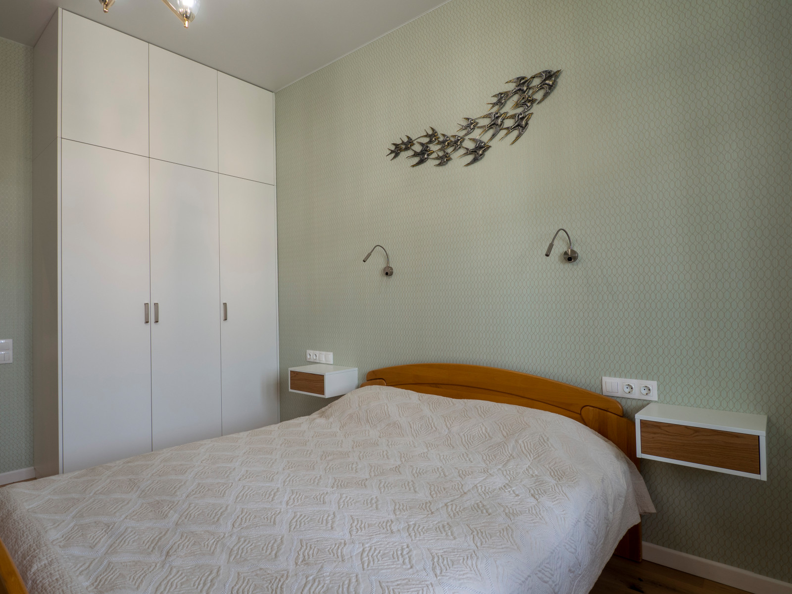 Меблировка спальни и кабинета в светло-мятном цвете