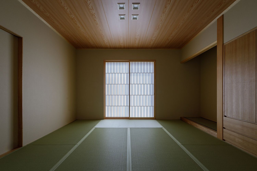 Foto di un ampio soggiorno chiuso con pareti beige, pavimento in tatami, pavimento verde, soffitto in legno e pareti in perlinato