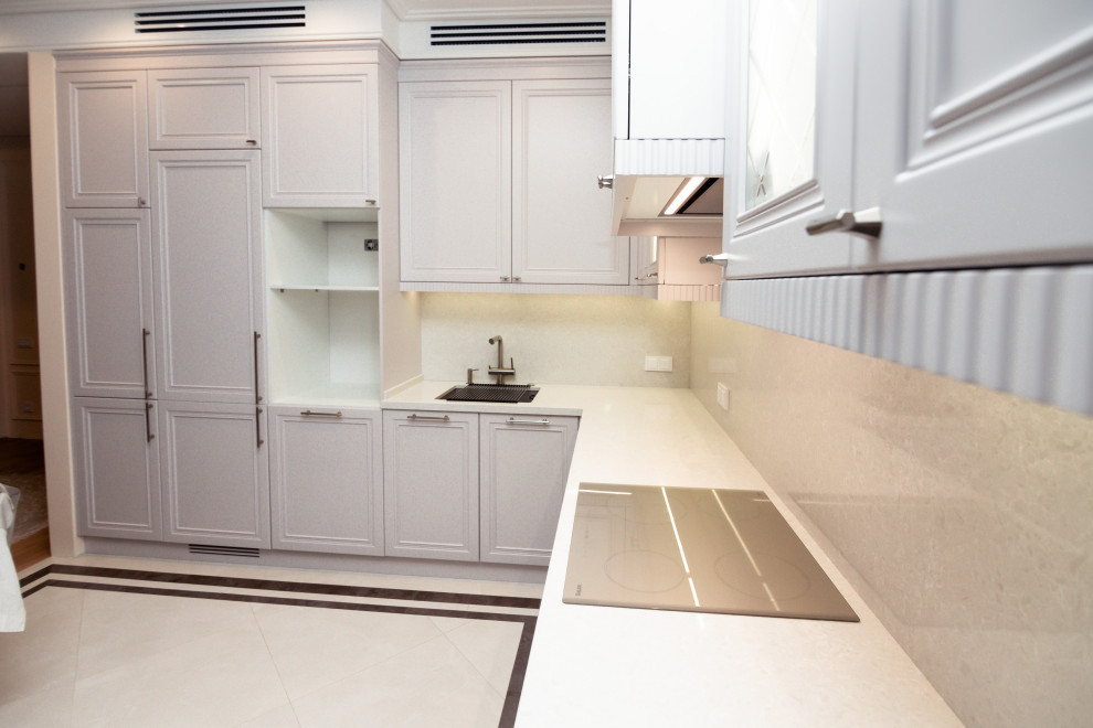 Нежно-серая кухня в неоклассическом стиле