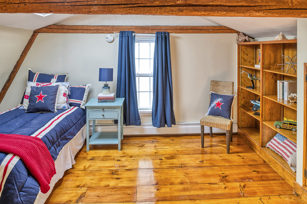 Photo of a mid-sized traditional kids' bedroom for kids 4-10 years old and boys in Boston with beige walls, medium hardwood floors and brown floor.