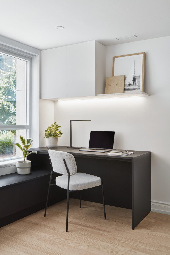 Идея дизайна: рабочее место в скандинавском стиле с белыми стенами, светлым паркетным полом и встроенным рабочим столом