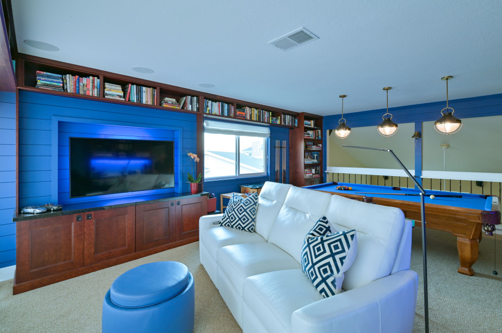 Свежая идея для дизайна: большая двухуровневая комната для игр в морском стиле с синими стенами, ковровым покрытием, мультимедийным центром, бежевым полом и стенами из вагонки - отличное фото интерьера