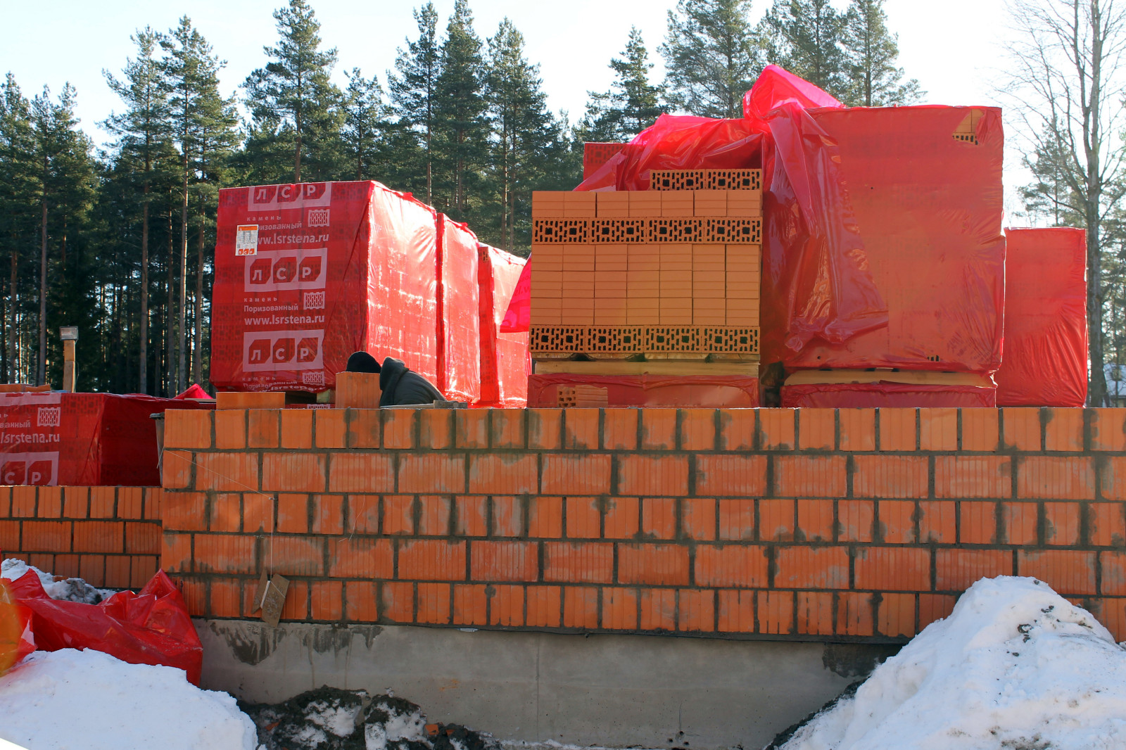 Дом из кирпича в "Охтинском парке"