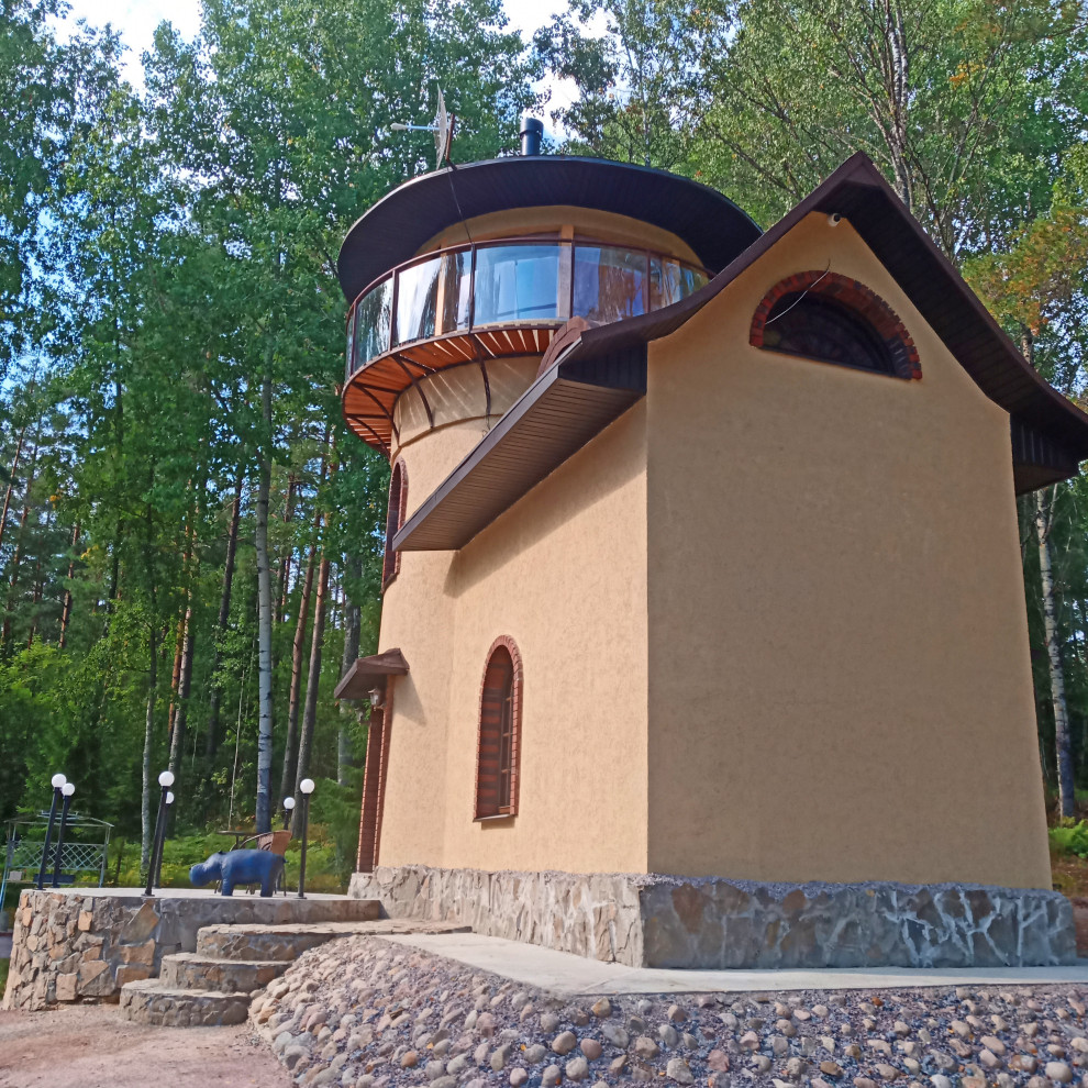Foto della micro casa piccola marrone classica a tre piani con rivestimento in stucco, tetto a mansarda, copertura a scandole e tetto marrone