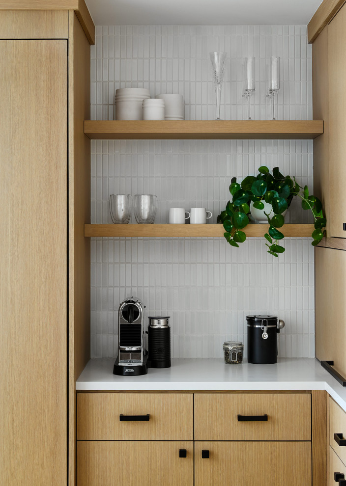 Esempio di una cucina moderna con ante lisce, paraspruzzi bianco, paraspruzzi con piastrelle a mosaico, elettrodomestici in acciaio inossidabile, penisola e top bianco
