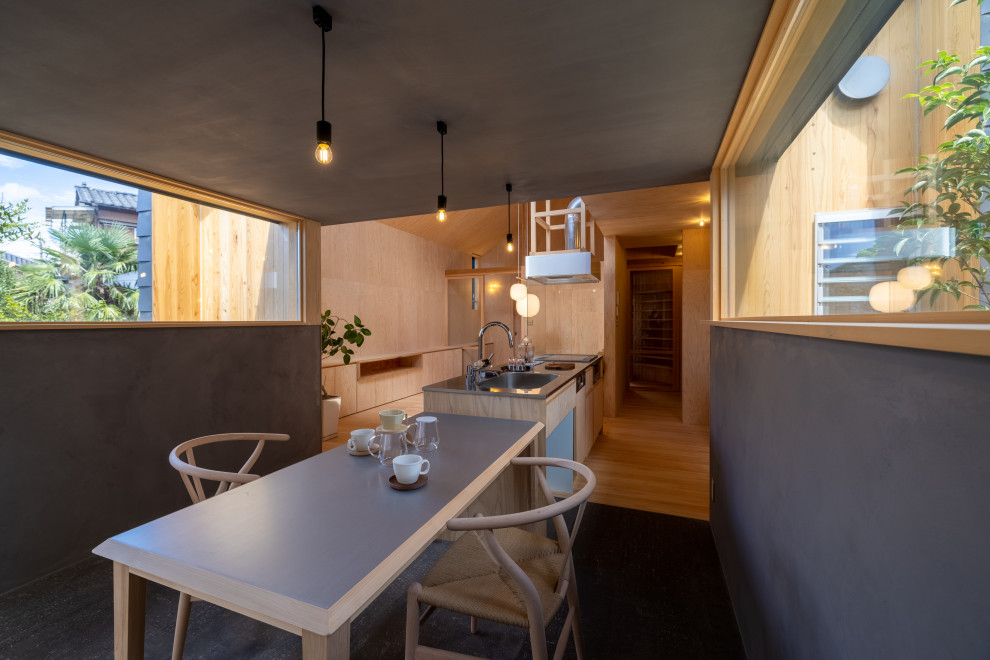 Exemple d'une salle à manger ouverte sur le salon moderne en bois de taille moyenne avec un mur gris, un sol en liège, aucune cheminée, un sol gris, un plafond en bois et éclairage.