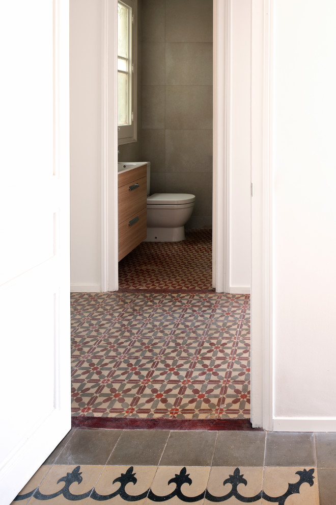 Imagen de cuarto de baño mediterráneo de tamaño medio con baldosas y/o azulejos grises, baldosas y/o azulejos de cerámica y aseo y ducha
