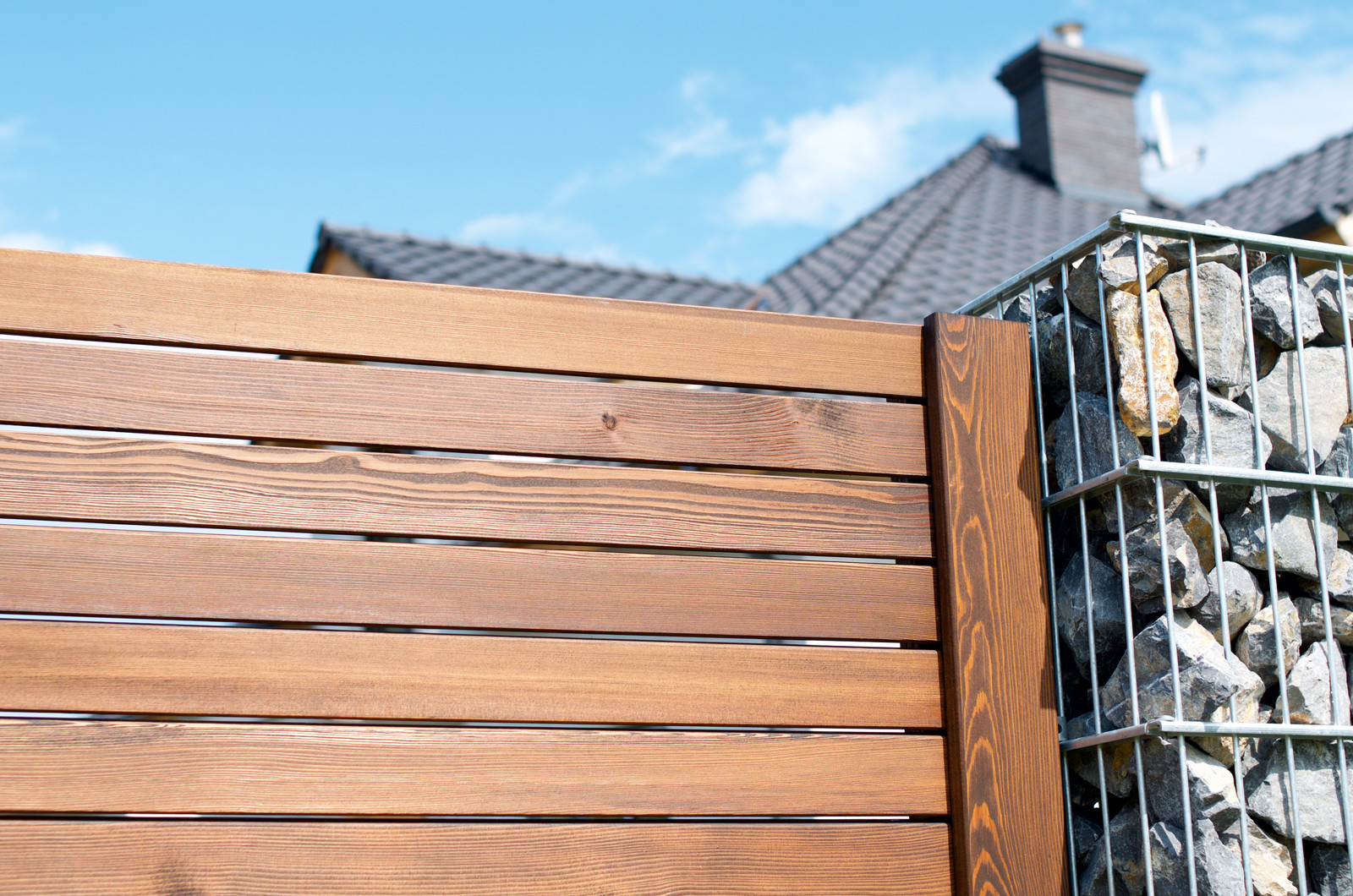 Современный забор из ромбуса лиственницы с габионами