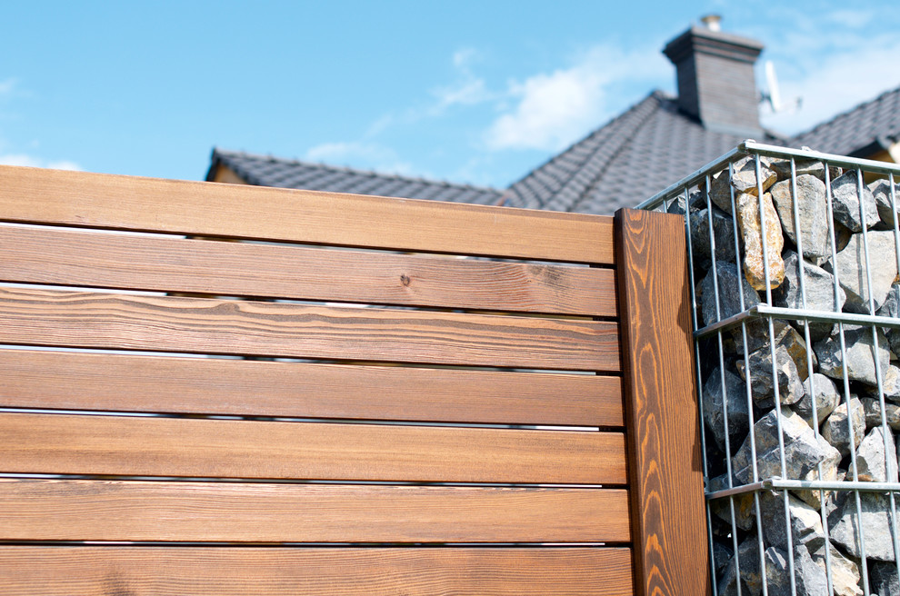 Современный забор из ромбуса лиственницы с габионами