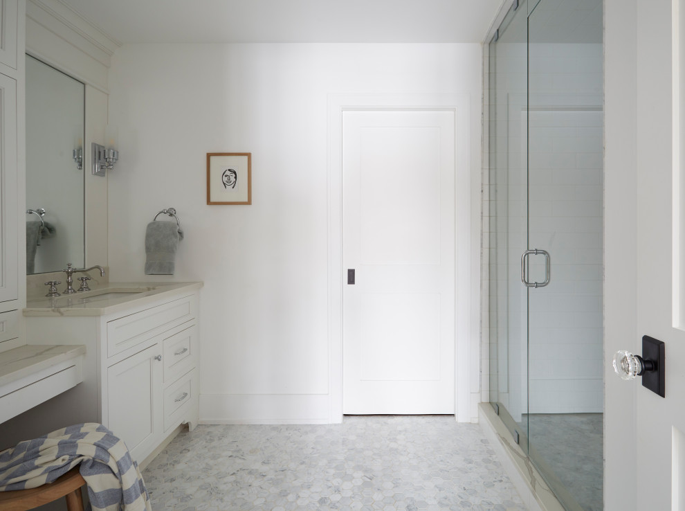 Idéer för att renovera ett stort lantligt vit vitt en-suite badrum, med luckor med infälld panel, vita skåp, en dusch i en alkov, en toalettstol med separat cisternkåpa, vit kakel, keramikplattor, vita väggar, marmorgolv, ett undermonterad handfat, bänkskiva i kvarts, grått golv och dusch med gångjärnsdörr