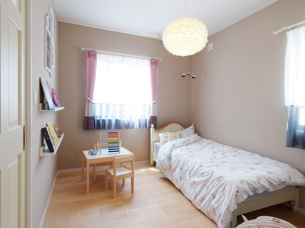 Cette photo montre une chambre de fille de 4 à 10 ans scandinave avec un mur beige, parquet clair et un sol violet.
