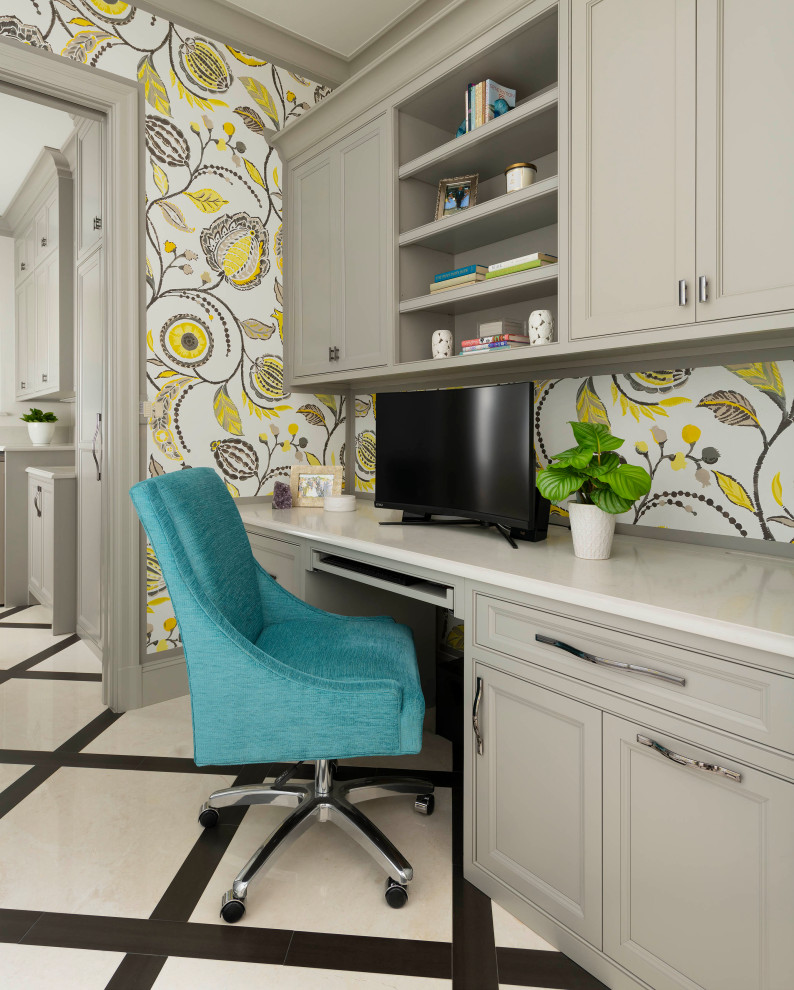 Inspiration för mellanstora klassiska arbetsrum, med marmorgolv, ett inbyggt skrivbord och beiget golv