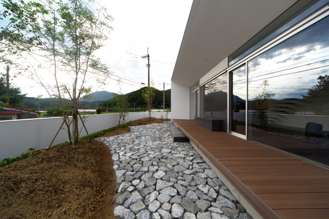 田園地帯の白い箱 moderno-porche