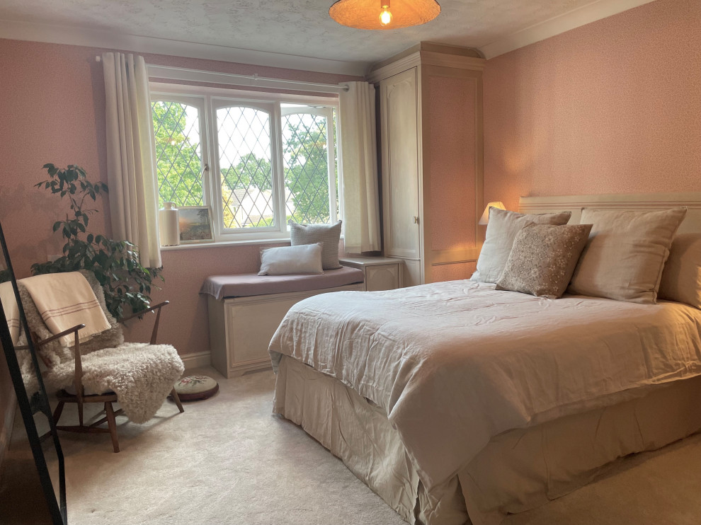 Imagen de dormitorio principal campestre grande con paredes rosas, moqueta, suelo gris y papel pintado