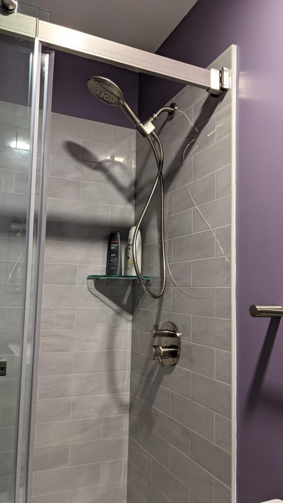 Cette photo montre une petite salle d'eau chic en bois foncé avec un placard à porte plane, WC à poser, un carrelage gris, un mur violet, un sol en carrelage de porcelaine, meuble simple vasque et meuble-lavabo suspendu.
