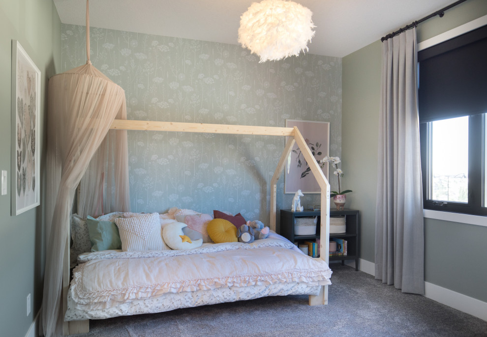 Ejemplo de habitación de invitados tradicional renovada de tamaño medio con paredes verdes, moqueta, suelo gris y papel pintado