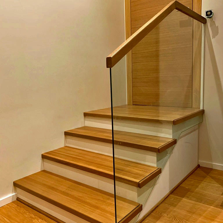 Облицовка деревом и стеклянные перила