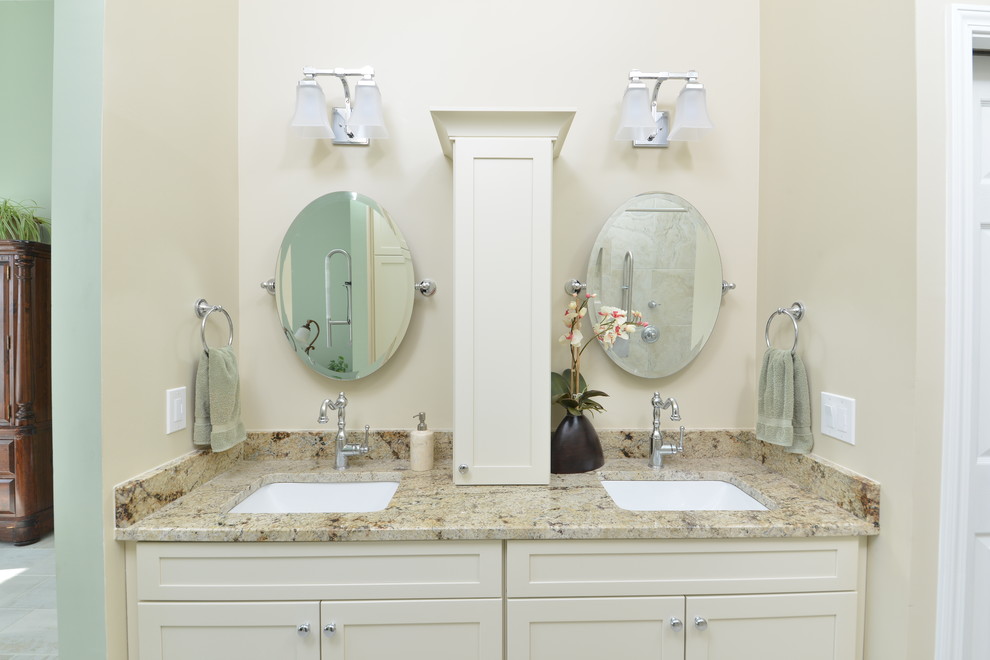 This is an example of a transitional bathroom in Cleveland.