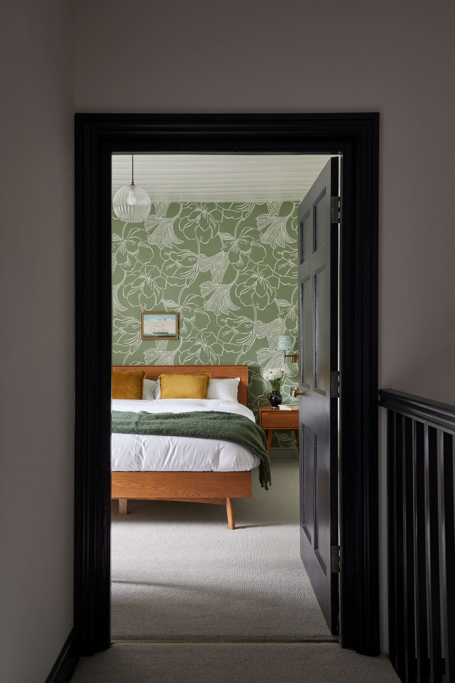 Diseño de habitación de invitados de tamaño medio con paredes verdes, moqueta, suelo gris y papel pintado