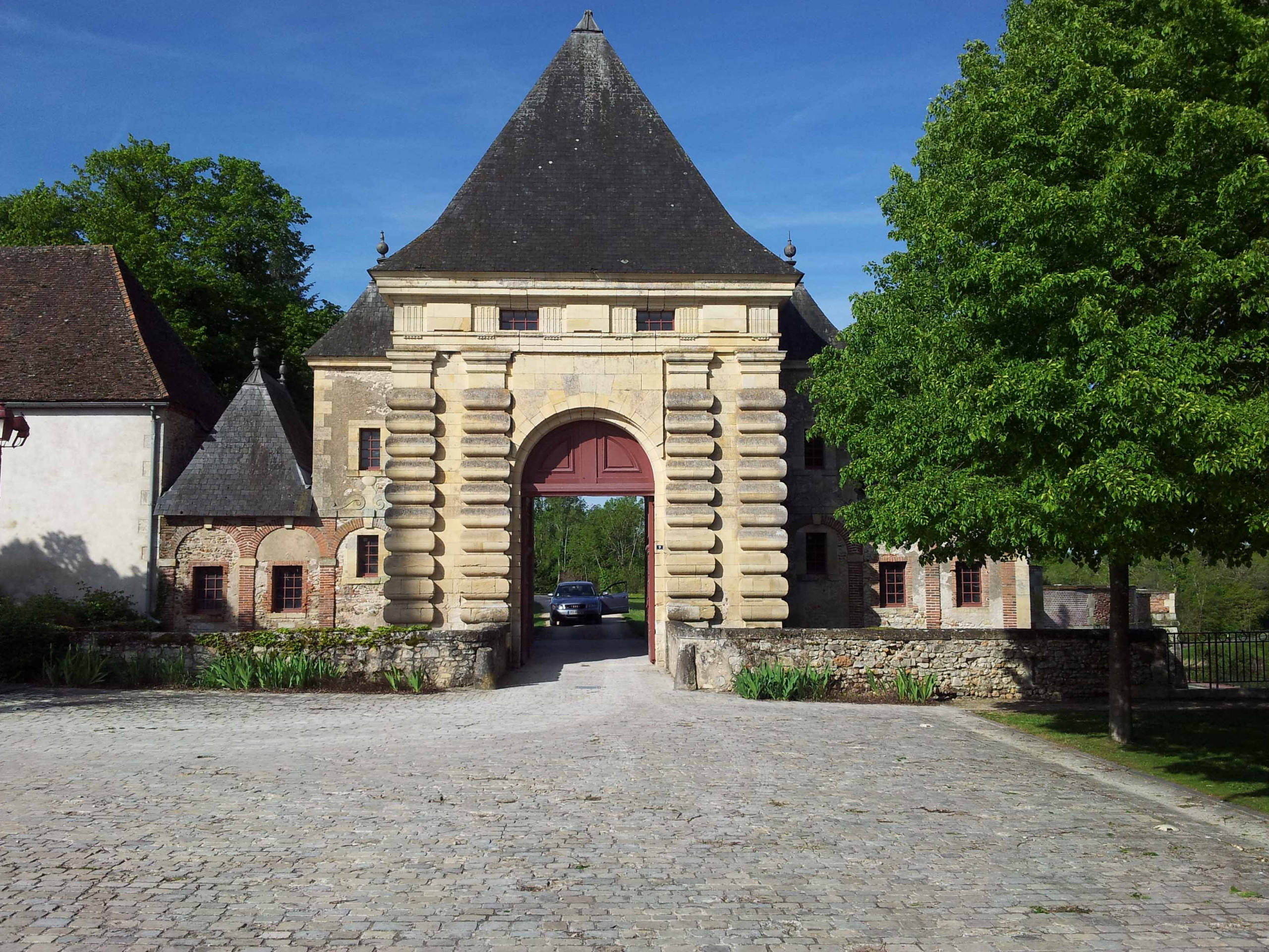 Restauration de la Porte de l'Horloge et Pigeonnier