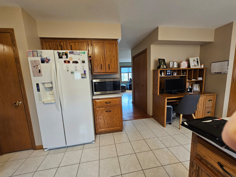 Inspiration for a large transitional u-shaped porcelain tile and white floor eat-in kitchen remodel in Chicago with an undermount sink, shaker cabinets, white cabinets, quartz countertops, brown backsplash, mosaic tile backsplash, stainless steel appliances, a peninsula and multicolored countertops