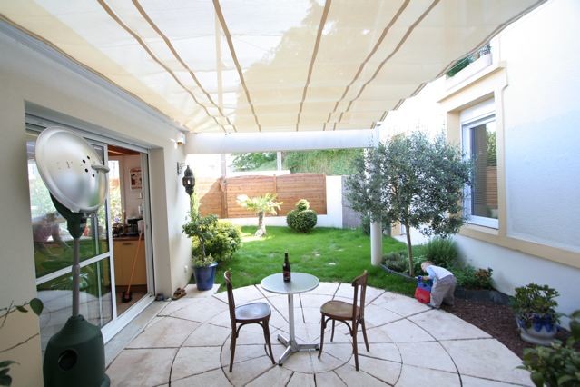 This is an example of a contemporary patio in Le Havre.