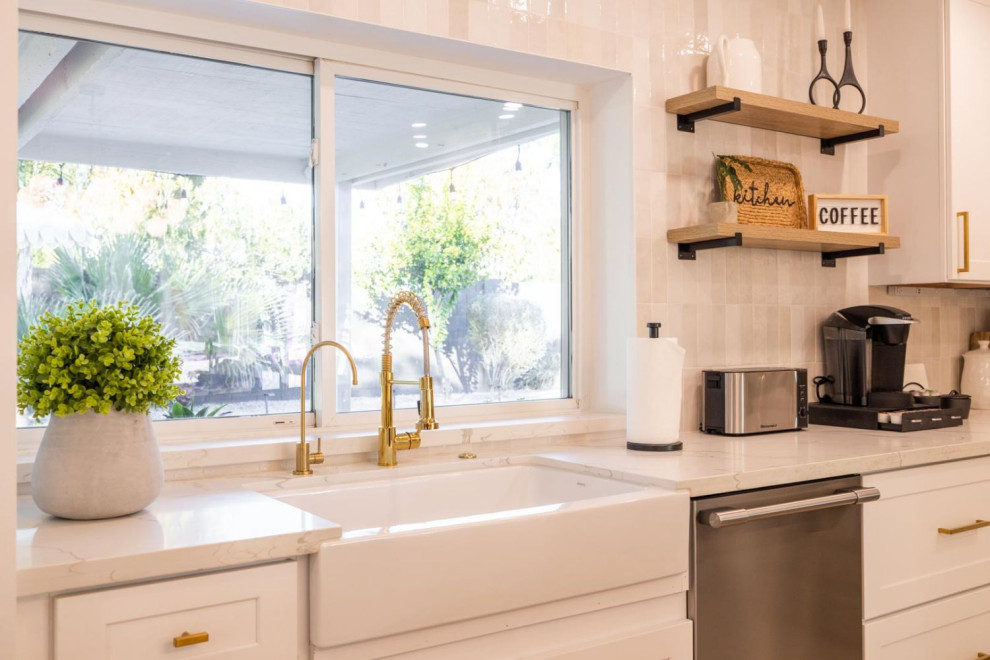 Kitchen - transitional kitchen idea in Phoenix