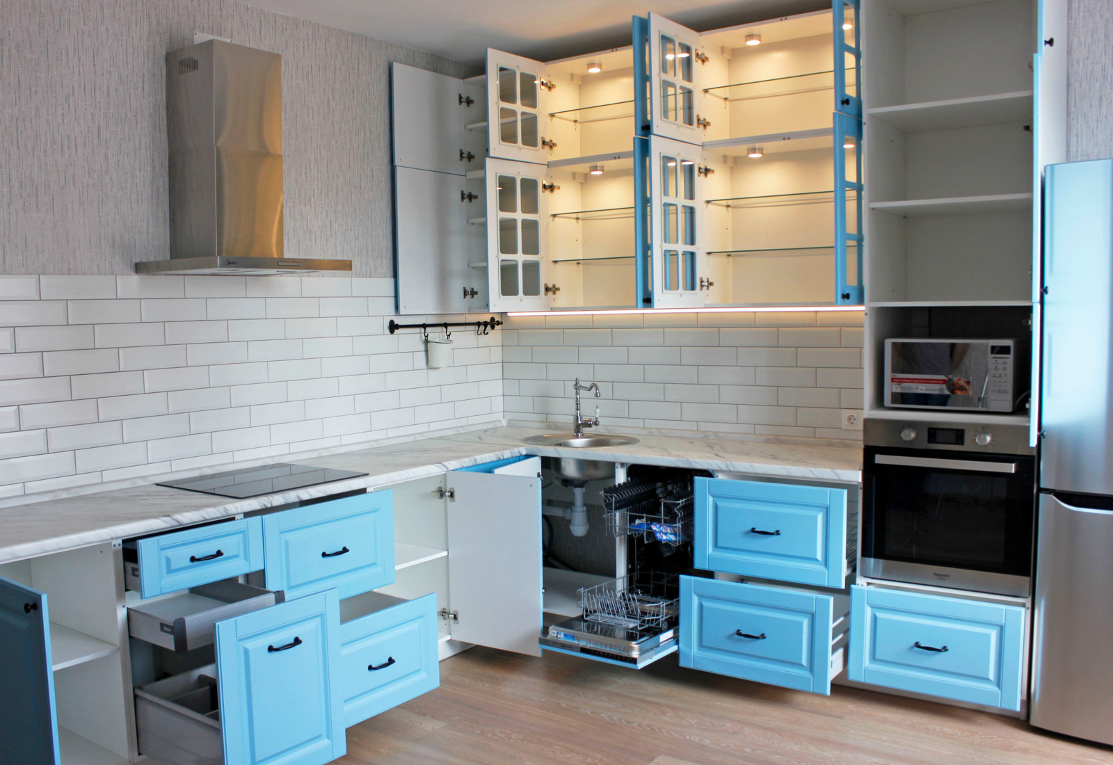 Голубая кухня в стиле "современная классика"