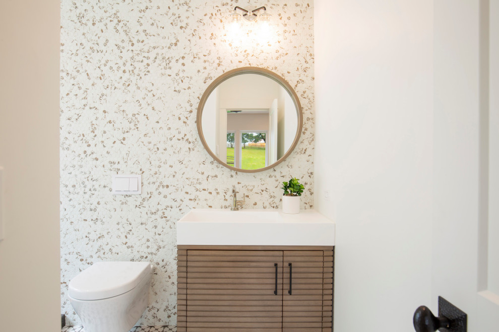 Réalisation d'une salle de bain champêtre avec des portes de placard grises, un carrelage blanc, des carreaux de céramique, un mur blanc, une vasque, un sol multicolore, meuble double vasque et meuble-lavabo encastré.