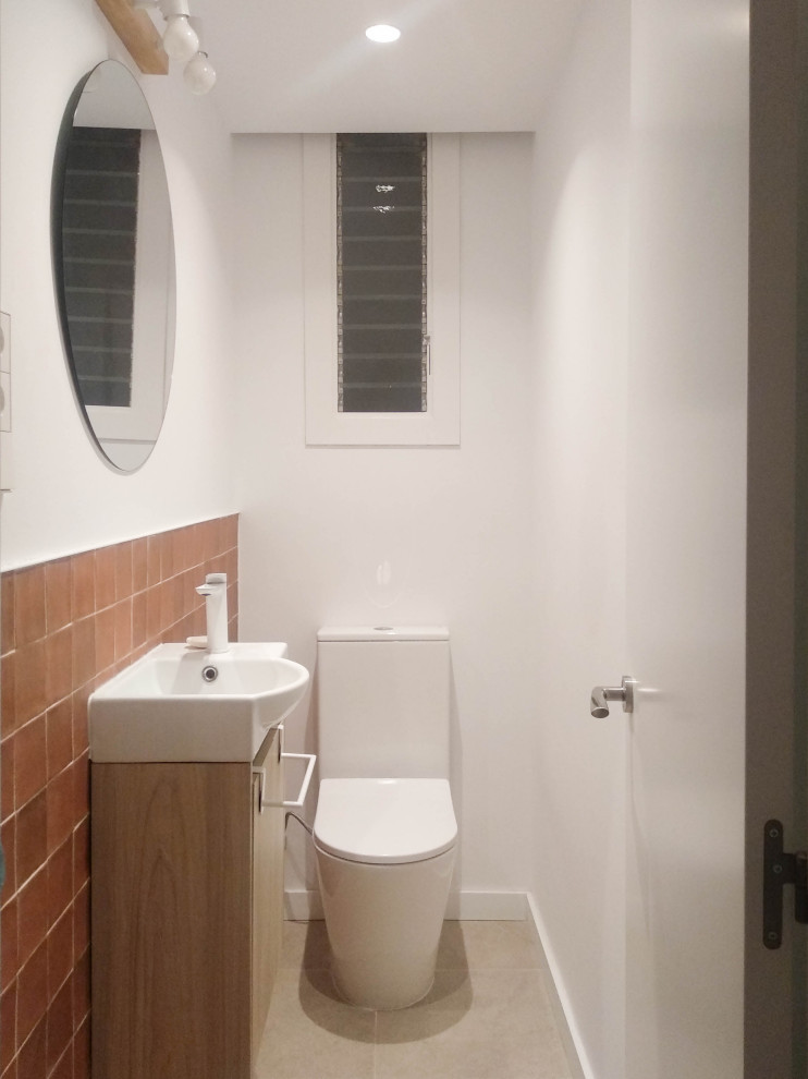 Photo of a mediterranean bathroom in Barcelona.