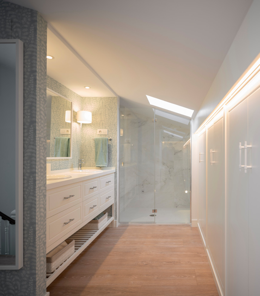 Ejemplo de cuarto de baño principal clásico renovado