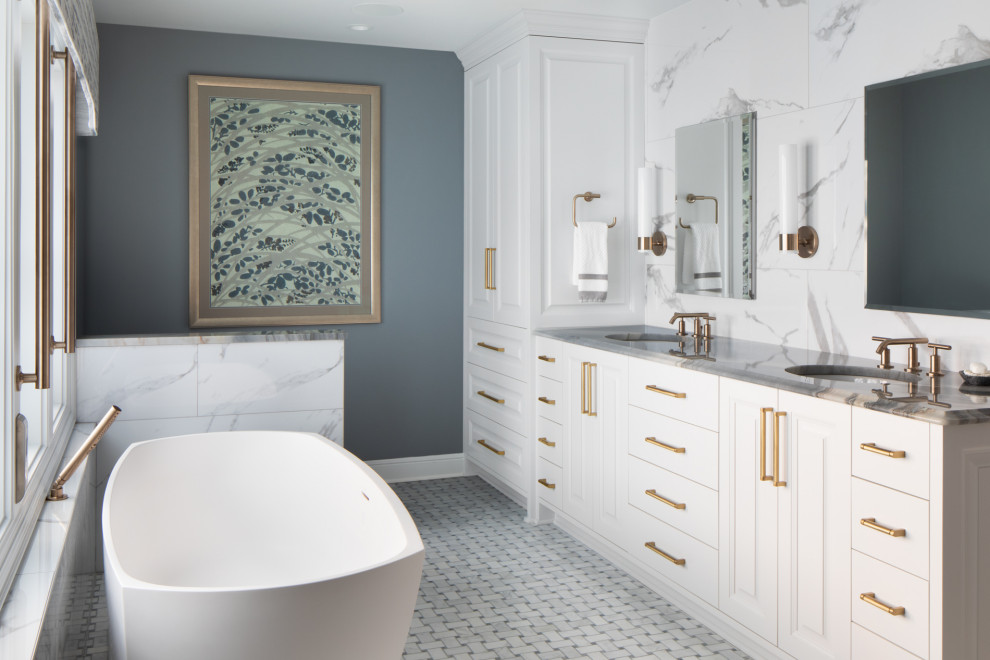 Ispirazione per una stanza da bagno minimalista con ante bianche, vasca freestanding, piastrelle bianche, pareti blu, pavimento grigio, top grigio e due lavabi