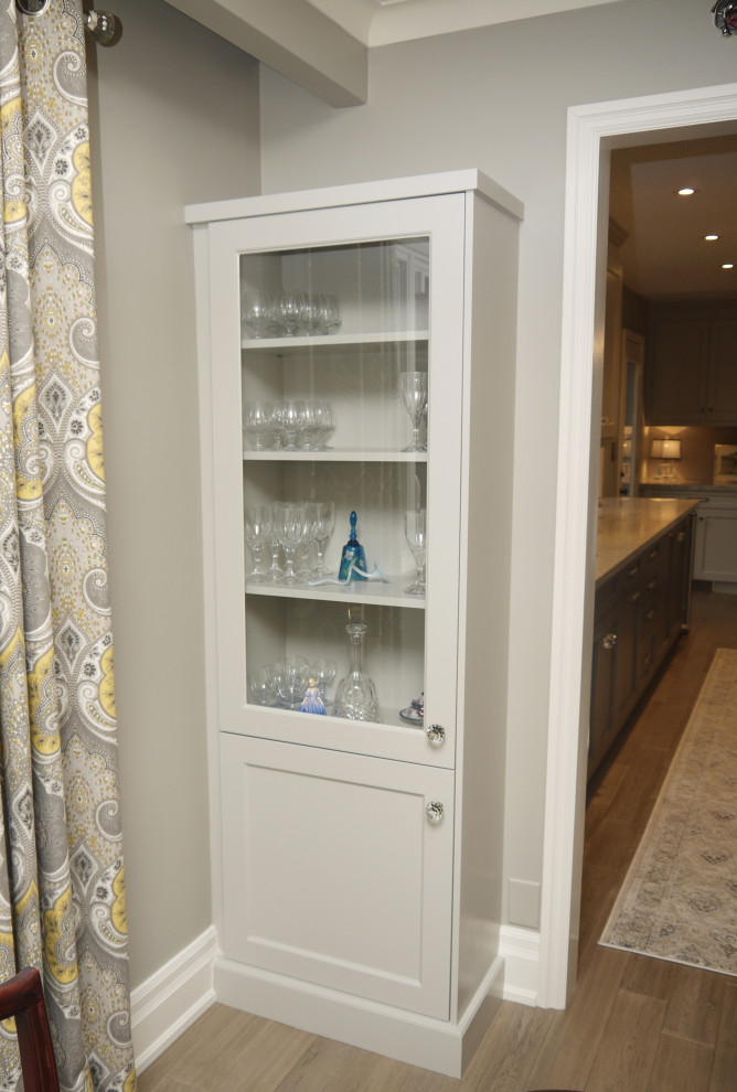 Kitchen - transitional kitchen idea in Toronto