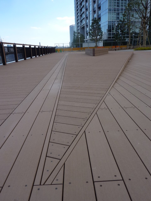 港区港南緑水公園ボードウォーク estilo-craftsman-terraza-y-balcon