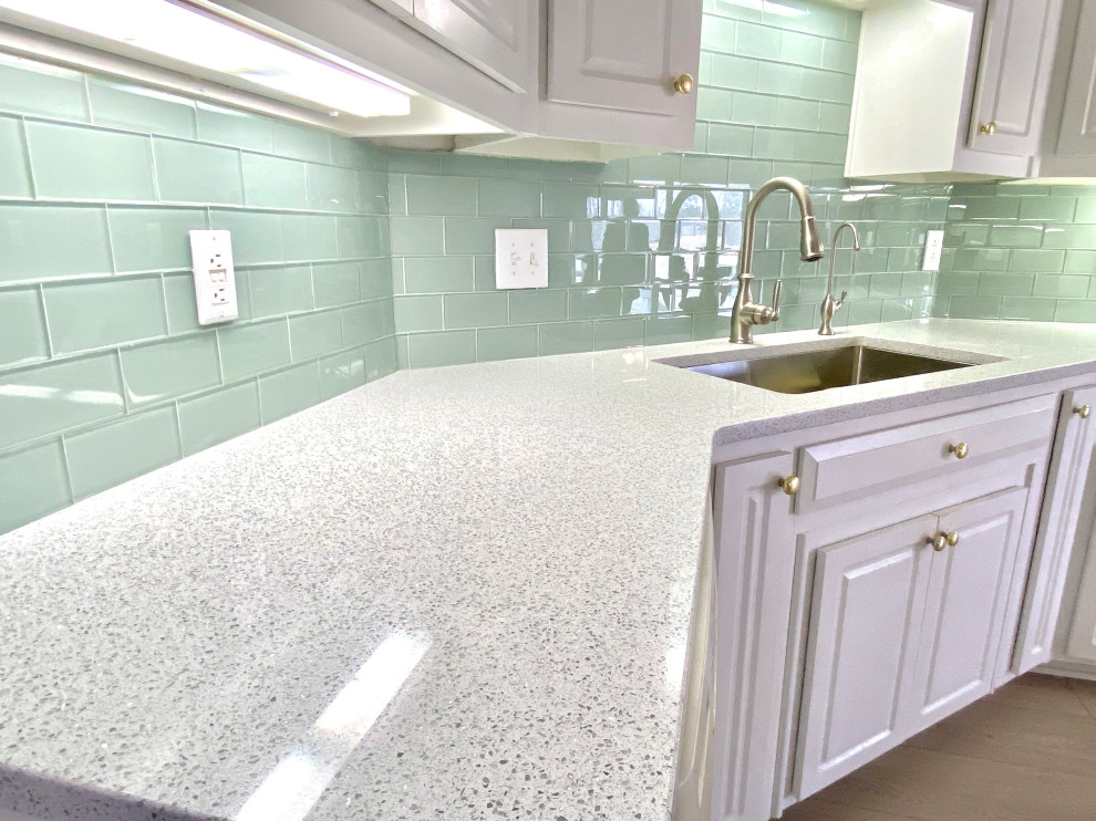Mid-sized transitional home design photo