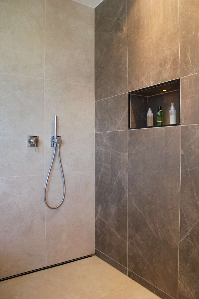Стильный дизайн: главная ванная комната среднего размера в современном стиле с открытым душем, мраморной плиткой, бежевым полом и открытым душем - последний тренд