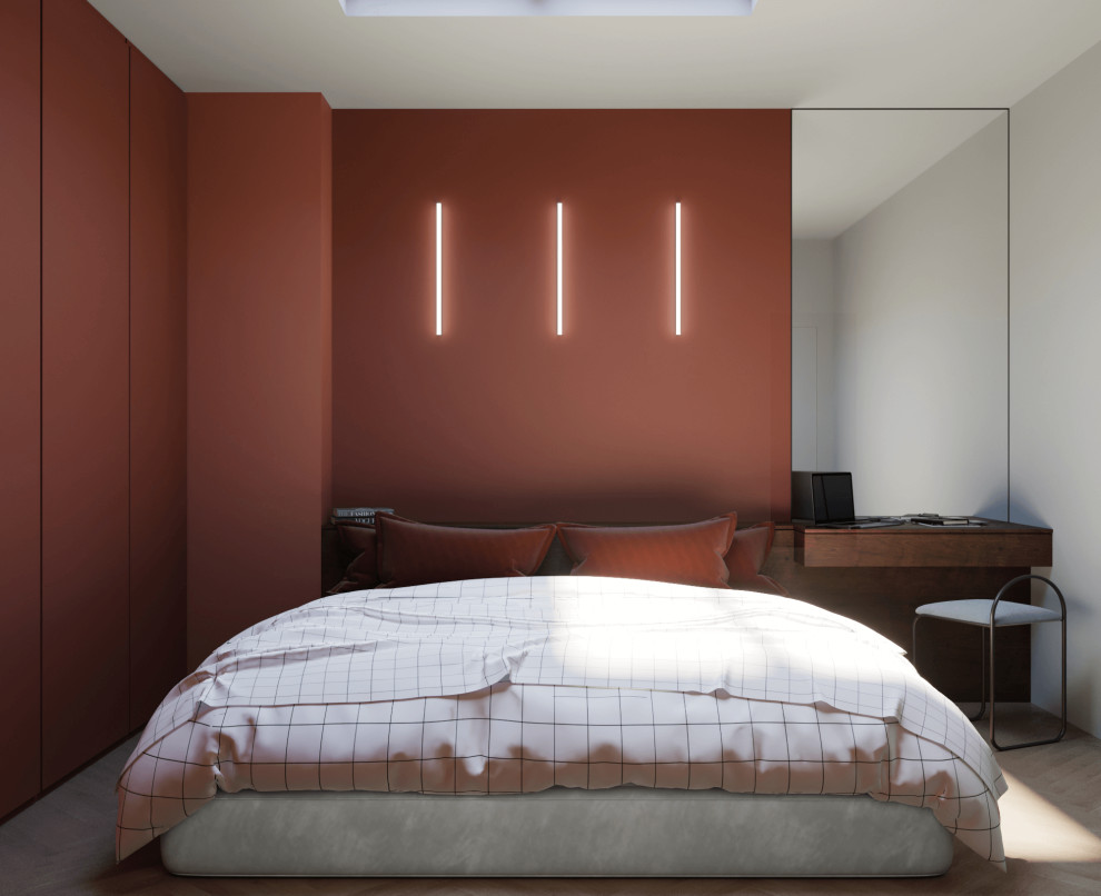 Kleines Modernes Hauptschlafzimmer mit roter Wandfarbe, hellem Holzboden und beigem Boden in Mailand