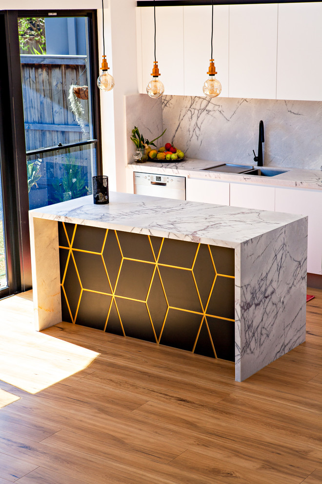 This is an example of a contemporary kitchen in Sydney.