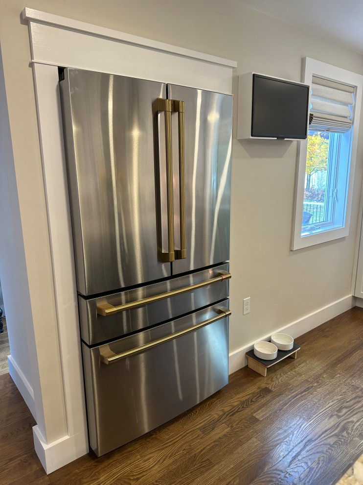 Kitchen - transitional kitchen idea in Boston