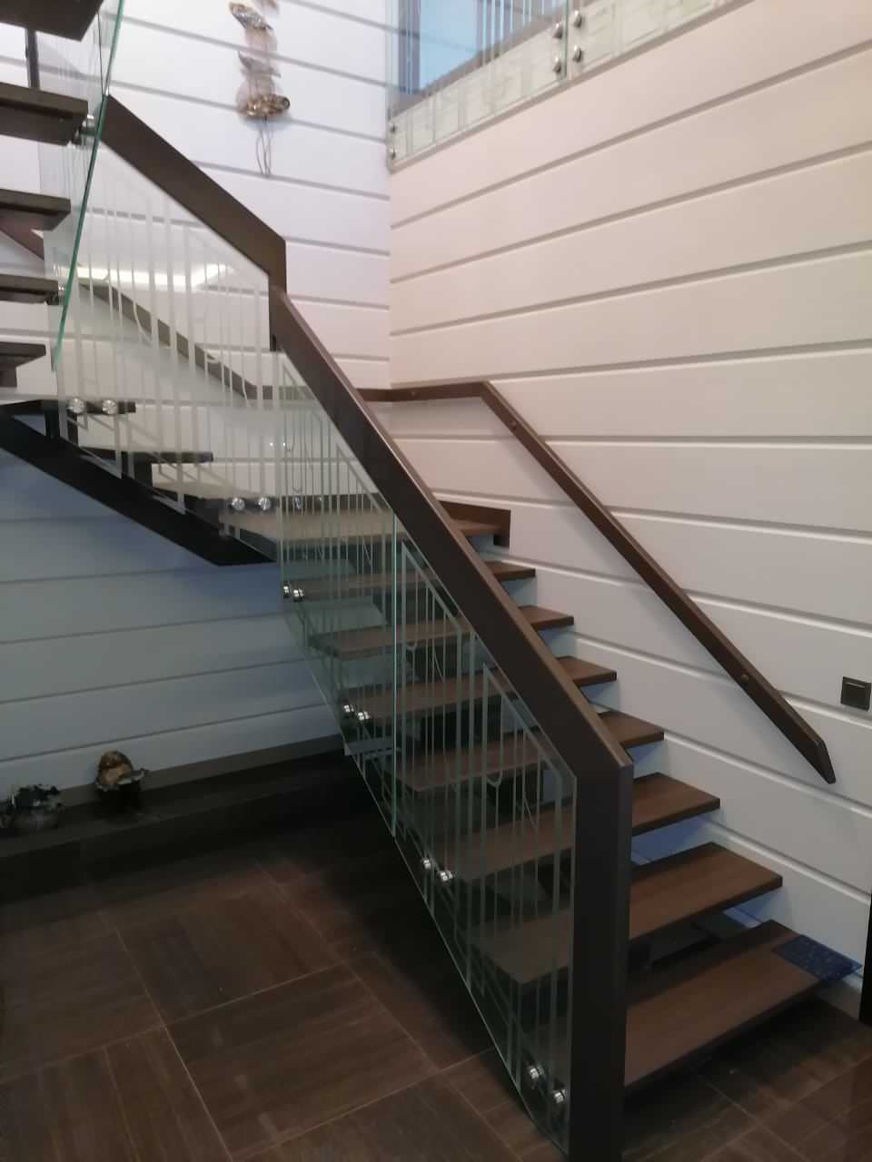 Лестница на металлокаркасе со перилами из стекла