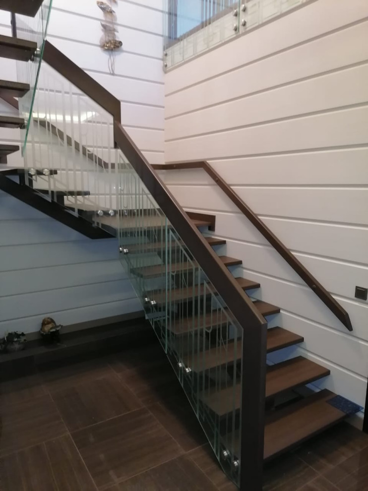 Лестница на металлокаркасе со перилами из стекла