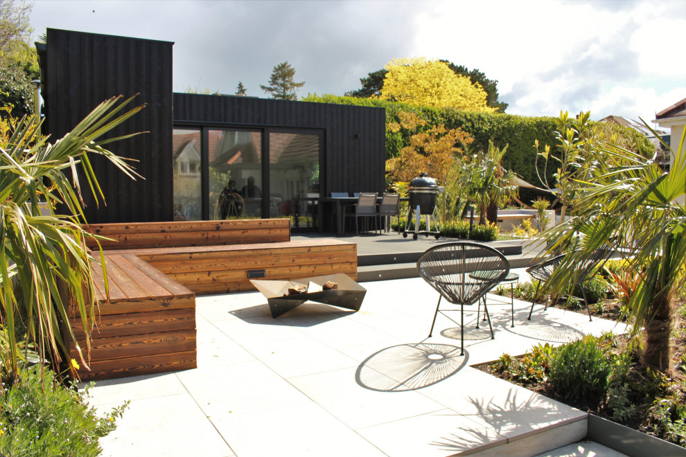 Источник вдохновения для домашнего уюта: большой солнечный участок и сад на заднем дворе в современном стиле с хорошей освещенностью