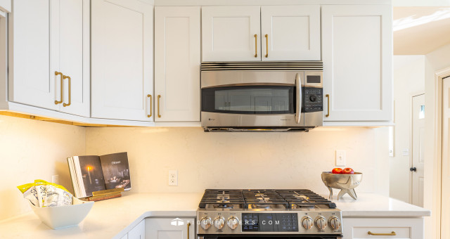 Cape Cod Kitchen - White Shaker modern-kueche