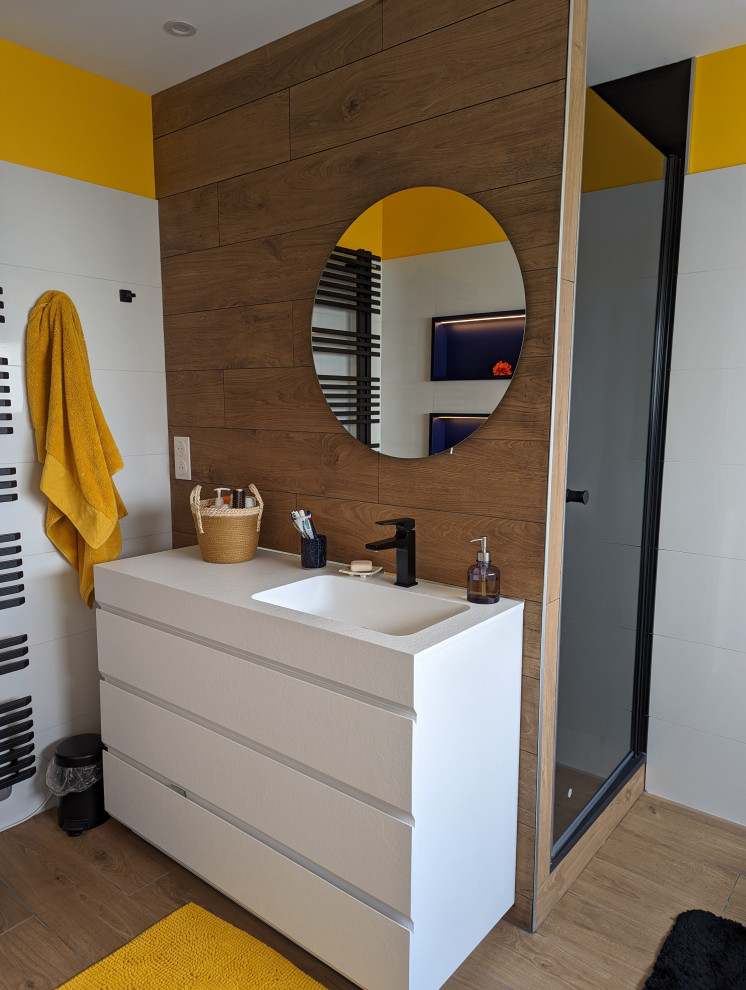 Пример оригинального дизайна: маленькая ванная комната в белых тонах с отделкой деревом в стиле модернизм с белыми фасадами, душем в нише, коричневой плиткой, желтыми стенами, душевой кабиной, консольной раковиной, столешницей из искусственного камня, бежевым полом, душем с распашными дверями, белой столешницей, нишей, тумбой под одну раковину, напольной тумбой и панелями на стенах для на участке и в саду