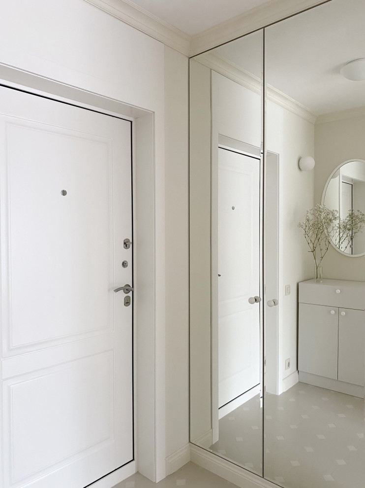 Ispirazione per una piccola porta d'ingresso design con pareti beige, pavimento in gres porcellanato, una porta singola, una porta bianca e pavimento beige